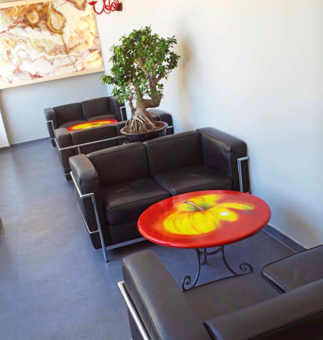 New York Red Apple Round Lava Stone Ceramic Table for Cafe, Restaurant, Hotel